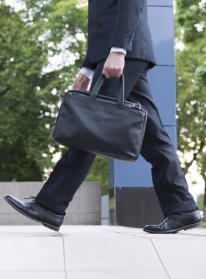 trabajador caminando a su puesto de trabajo